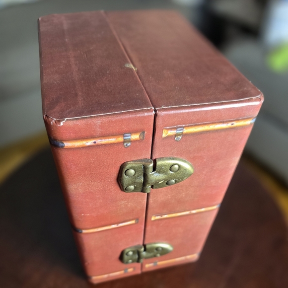 This is a Harry Potter Years 1-5 Limited Edition DVD Gift Set With Trunk - Picture 2 of 10